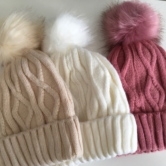 NWT Fleece Lined Faux Fur Pom Pom Cable Knit Beanie - Picture 5 of 5